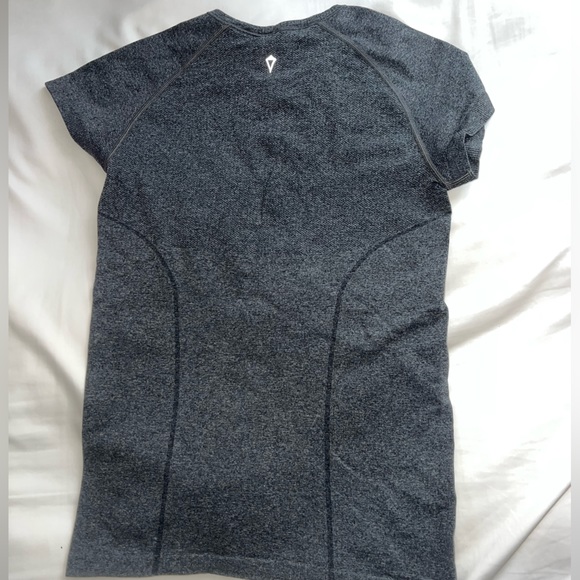 IVIVVA Swiftly Tech short sleeve t shirt - Picture 3 of 3